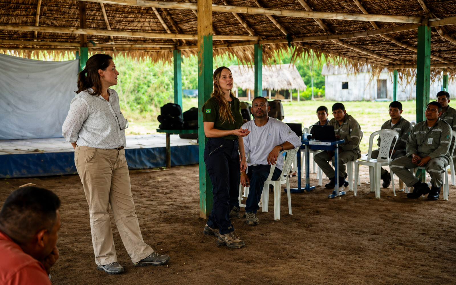 Reunião comunitária sob abrigo tradicional