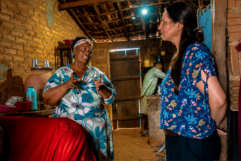 Diálogo em campo com moradora em ambiente comunitário